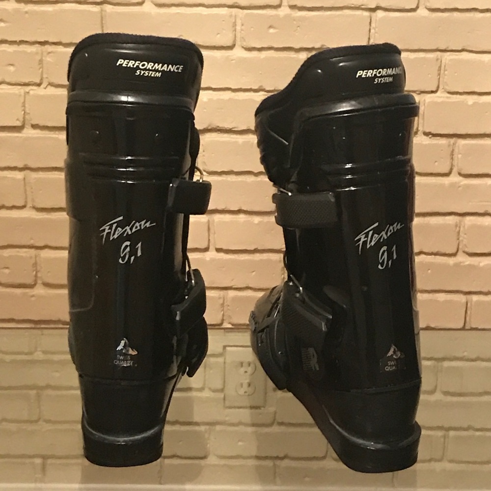 Ski’s Boots - Picture 2 of 2